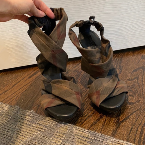 Burberry strappy sandal heels - Picture 1 of 5